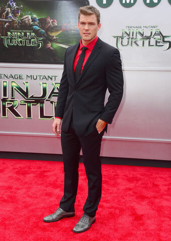 File:Movies-tmnt-premiere-alan-ritchson.jpg