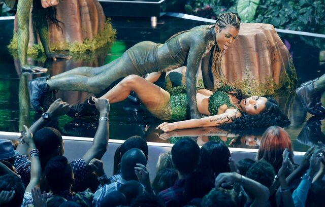 File:Anaconda vma pic 3.jpg