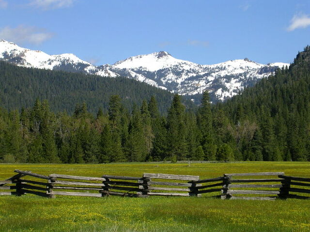 File:800px-Lassen meadow caldera.jpg