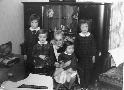 Martha Oelfke mit Enkelkindern.jpg