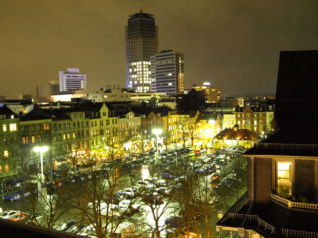 Datei:Wilhelmsplatz bei Nacht.jpg