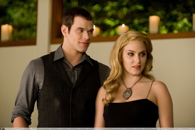 File:New-Moon-Still-emmett-and-rosalie-8986644-2560-1703.jpg