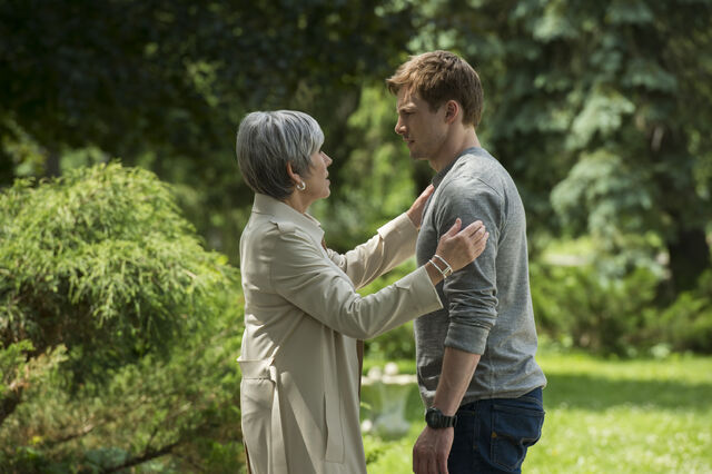 File:Damien106TemptressDamienMom02.jpg