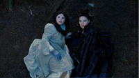 3x12 Blanche-Neige Reine Regina sol attaque singe volant.png