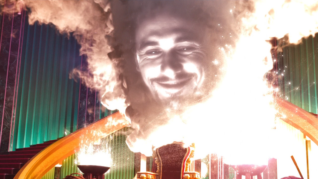 Fichier:Le Monde Fantastique d'Oz 2013 Oscar Diggs Grand Magicien Oz flammes Palais d'Émeraude.png