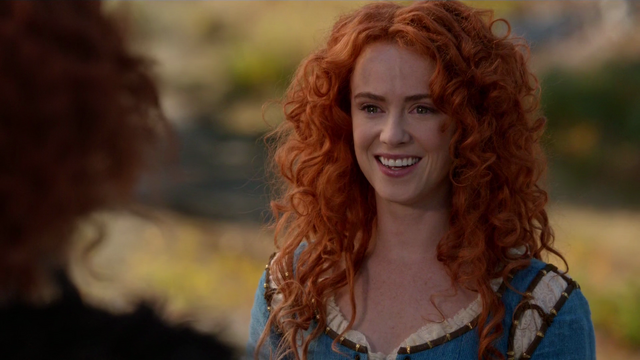 Fichier:5x09 Merida sourire retrouvailles brèves père Roi Fergus tombe bière de Seonaidh DunBroch.png
