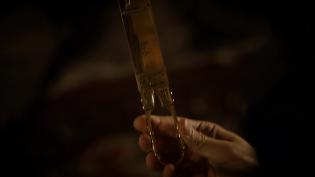 Fichier:6x05 Aladdin main Ciseaux de Parques.png