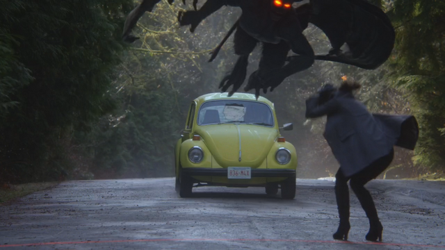 Fichier:4x12 voiture Coccinelle jaune d'Emma Swan Chernabog Regina Mills frontière limite de la ville Storybrooke propulsion.png