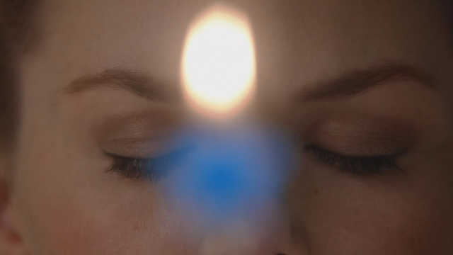Fichier:6x10 Emma Swan princesse vœu souhait yeux fermés flamme bougie étoile bleue anniversaire.png