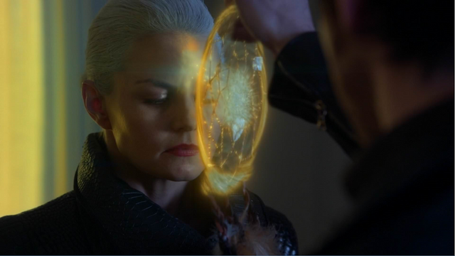 Fichier:5x10 Emma Dark Swan Killian Jones Capitaine Crochet Ténébreux attrape-rêves souvenirs vengeance.png
