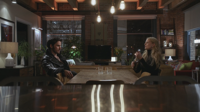Fichier:3x12 Killian Jones Capitaine Crochet Emma Swan New York appartement verres.png