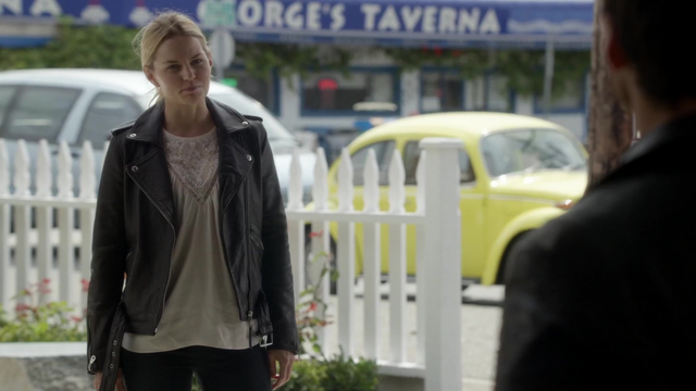 Fichier:6x03 Emma Swan Killian Jones dos voiture jaune.png