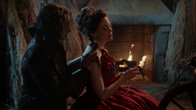 Fichier:2x16 Rumplestiltskin Cora mains épaules filage paille rouet.png
