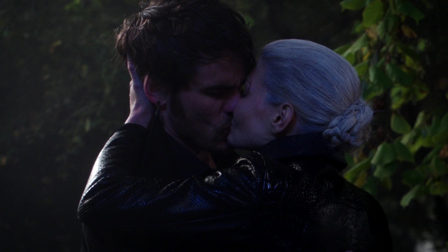 Fichier:5x11 Killian Jones Emma Swan Dark Swan Cygne Noir baiser mort adieux.png