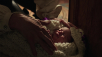 1x01 Emma Swan bébé armoire magique.png