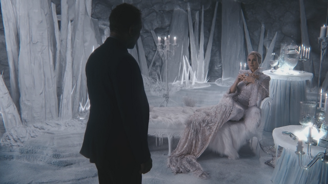 Fichier:4x05 Sidney Glass Reine des Neiges assise divan liberté.png