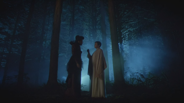 Fichier:6x07 Méchante Reine Mary Margaret Blanchard défi menace fiole eau Achéron rivière des Âmes Perdues empoisonnée forêt de Storybrooke nuit.png