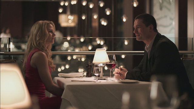 Fichier:1x01 Emma Swan Ryan Marlow rendez-vous conversation connaissance anniversaire solitaire amis famille restaurant Boston.png