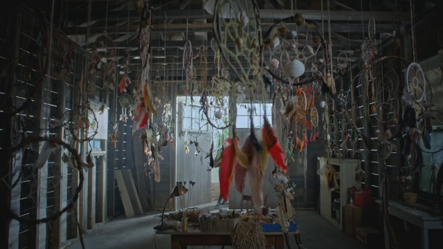 Fichier:5x05 collection attrape-rêves cabane garage maison Emma Swan.png