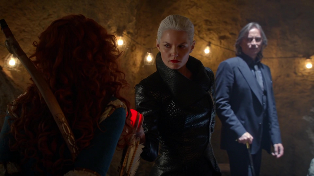 Fichier:5x06 Merida dos Emma Dark Swan coeur restitution M. Gold rocher Excalibur.png
