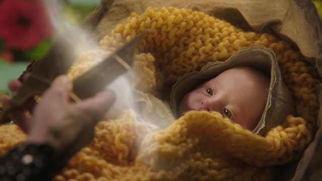 Fichier:6x19 bébé Rumplestiltskin Fée Noire coupe destin ciseaux Moires.png