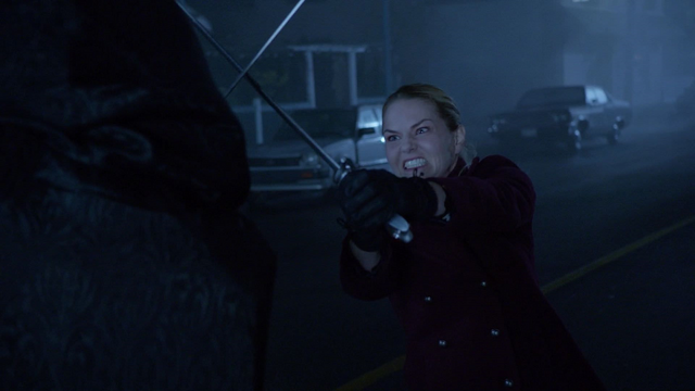 Fichier:6x11 Emma Swan Gideon encapuchonné dos épées rue principale bataille affrontement.png