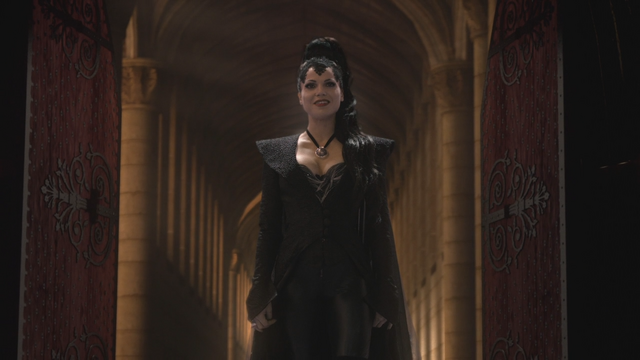 Fichier:1x01 Méchante Reine Regina apparition arrivée mariage retard sourire.png