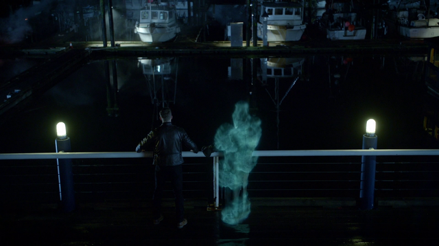 Fichier:6x12 David Nolan Robert fantôme apparition ectoplasme fumée port quais de Storybrooke.png