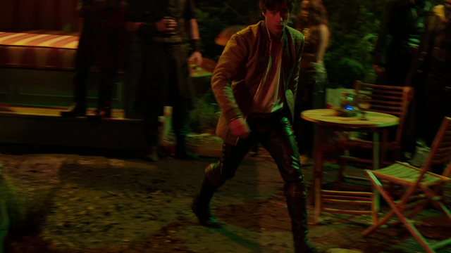 Fichier:W1x11 Cyrus bataille quitte repaire de la Chenille.png