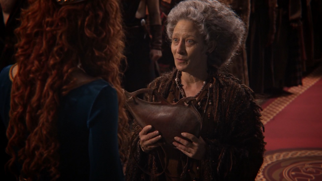 Fichier:5x09 Sorcière de DunBroch Merida couronnement présent cadeau bière de Seonaidh.png