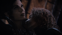 6x02 Reine Regina Rumplestiltskin renifle cou palais sombre moqueries