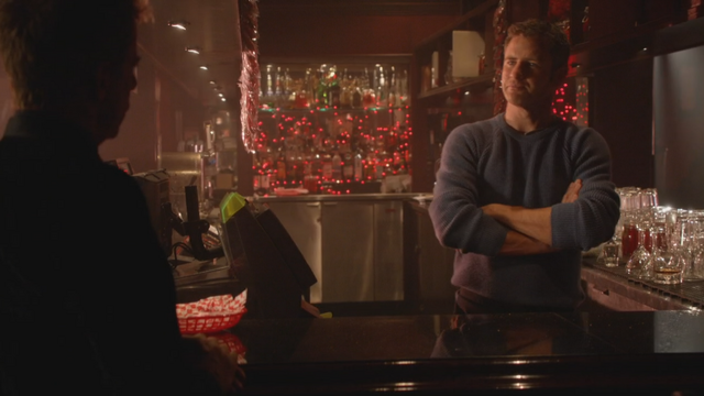 Fichier:5x15 Hadès dos Rabbit Hole des Enfers bar restaurant Liam Jones refus bras croisés.png