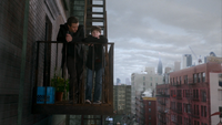 2x14 Henry Mills Neal Cassidy rencontre père fils balcon appartement de Neal New York.png