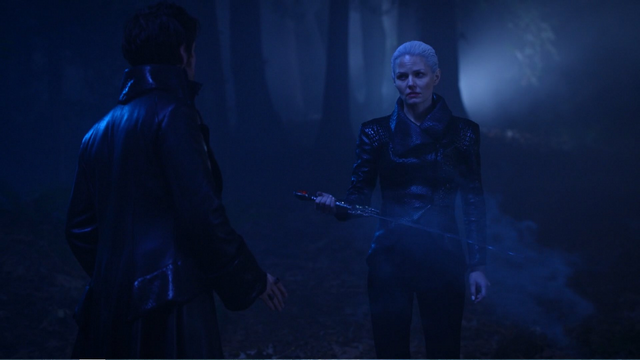 Fichier:5x10 Emma Dark Swan Killian Jones Capitaine Crochet Ténébreux magie aveux mensonges Excalibur apparition forêt nuit.png