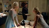 4x06 Elsa Killian Jones Emma Swan découverte livre généalogie Ingrid tante Elsa.png