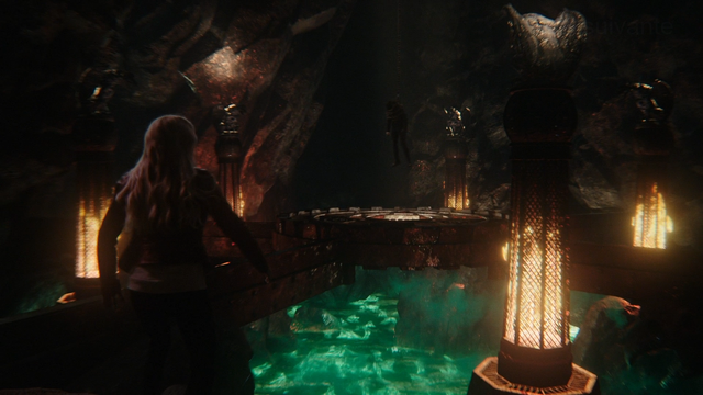 Fichier:5x14 Emma Swan Killian Jones Capitaine Crochet suspendu chaîne vue salle pièce grotte caverne piège flammes Achéron Rivière des Âmes Perdues.png