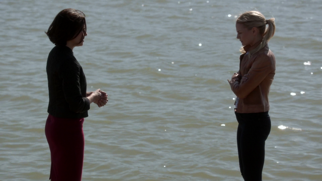 Fichier:6x04 Regina Mills Emma Swan explication vaincre doubles original port de Storybrooke.png