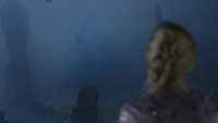 4x05 Anna ombre Elsa cimetière de Storybrooke.png
