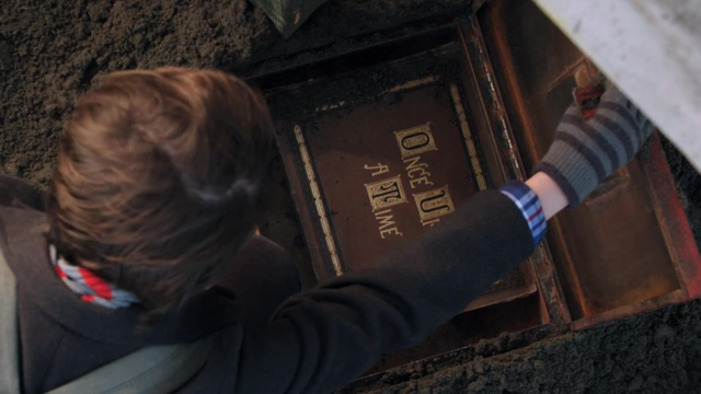 Fichier:1x11 Henry retrouve livre de contes.png