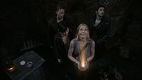 3x04 Emma Swan Mary Margaret Blanchard David Nolan Killian Jones grotte Baelfire noix de coco lumière regard haut.png
