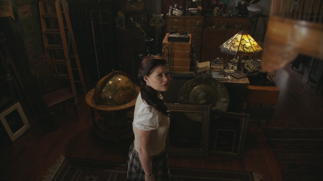 Fichier:4x09 Belle French Gold boutique d'antiquités chute Sortilège des Mille Éclats.png