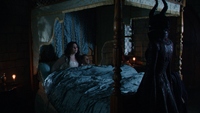 4x13 Blanche-Neige Prince David Charmant Maléfique lit baldaquin chambre palais royal.png