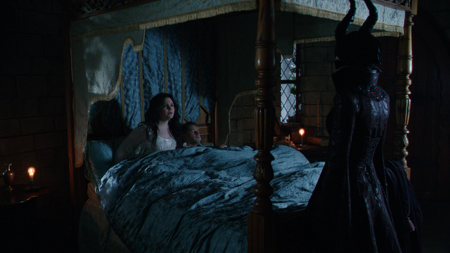 Fichier:4x13 Blanche-Neige Prince David Charmant Maléfique lit baldaquin chambre palais royal.png