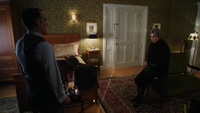 4x18 Isaac Heller Madeline discussion chambre d'hôtel porte entrouverte blanche.png