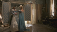 4x01 Anna Elsa Reine des Neiges grenier château Arendelle robe mariée mariage cadeau.png