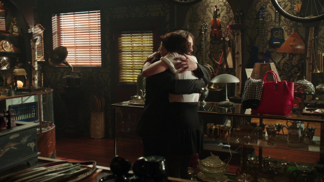 Fichier:Belle enlace M. Gold boutique d'antiquités 3x20.png