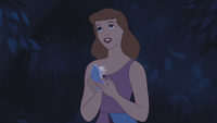 Cendrillon (Disney) 1950 pantoufle de verre restante mains remerciement cadeaux présents Marraine la Bonne Fée mini.png