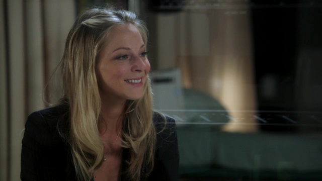 Fichier:1x03 Kathryn heureuse retrouver son mari.png
