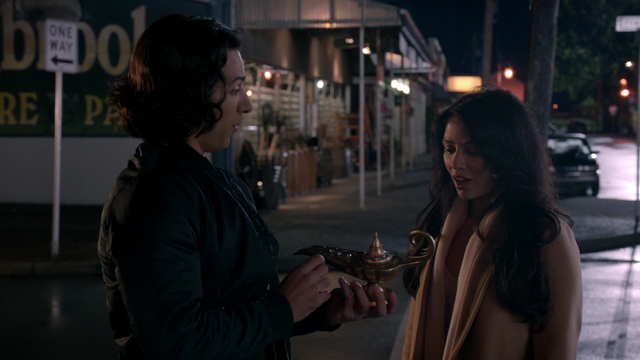 Fichier:6x08 Aladdin Jasmine rue de Storybrooke soirée discussion Agrabah lampe de génie volée boutique d'antiquité.png