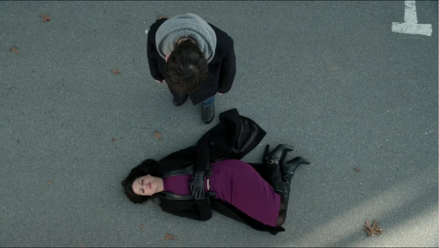 Fichier:4x22 Henry Mills Regina Mills retour Storybrooke annulation histoire Isaac.png